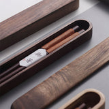 Carvallo – Svart valnöt trä ätpinnar med dekorativ tråd i lyxig trälåda Carvallo