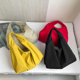 Praktisk och stilfull dam multifunktionshandväska Carvallo