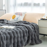 PlushWarmth - Lyxig pälspläd för säng och soffa MILA Sverige