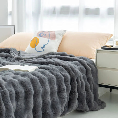 PlushWarmth - Lyxig pälspläd för säng och soffa MILA Sverige