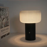 NordicGlow Bordslampa – Elegant Ribbad Lampa i Svampform Hemnix