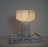 NordicGlow Bordslampa – Elegant Ribbad Lampa i Svampform Hemnix