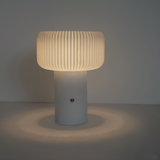 NordicGlow Bordslampa – Elegant Ribbad Lampa i Svampform Hemnix