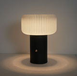 NordicGlow Bordslampa – Elegant Ribbad Lampa i Svampform Hemnix