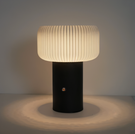 NordicGlow Bordslampa – Elegant Ribbad Lampa i Svampform Hemnix