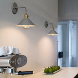 Retro Vägglampa i Metall – Vintageinspirerad Väggbelysning med Konformad Skärm Hemnix