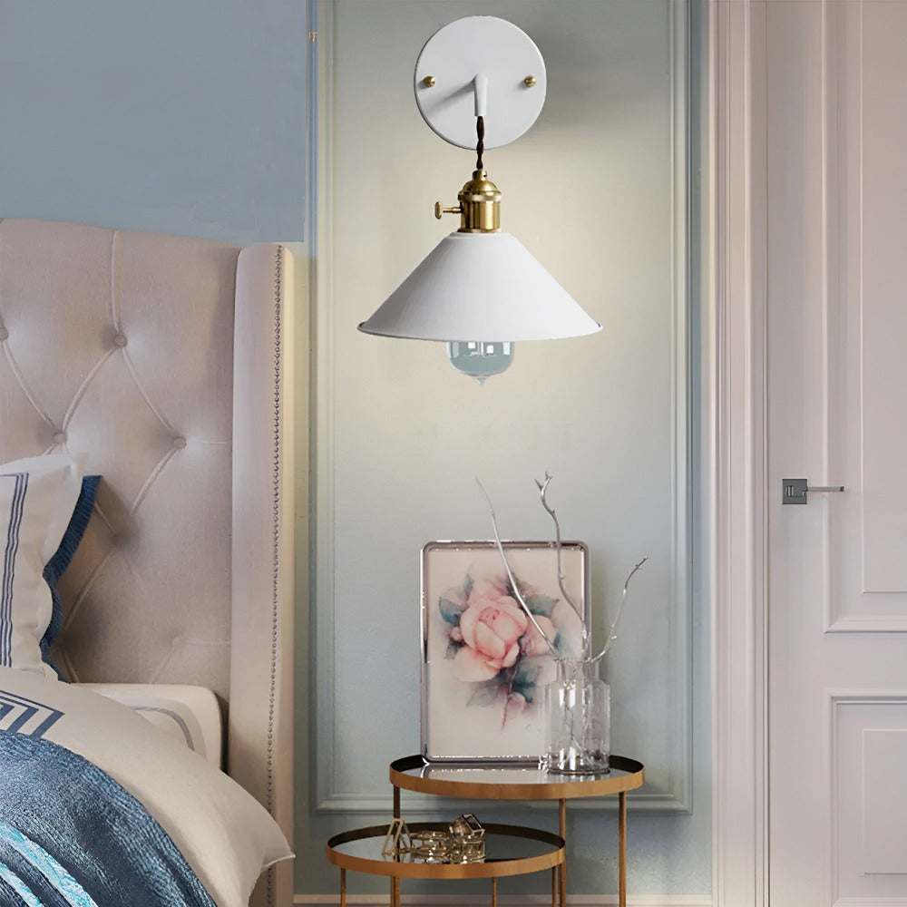 Retro Vägglampa i Metall – Vintageinspirerad Väggbelysning med Konformad Skärm Hemnix