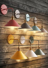 Retro Vägglampa i Metall – Vintageinspirerad Väggbelysning med Konformad Skärm Hemnix