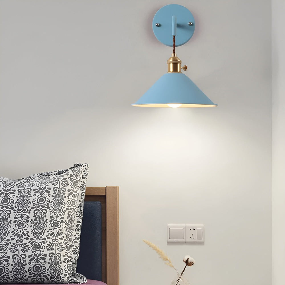 Retro Vägglampa i Metall – Vintageinspirerad Väggbelysning med Konformad Skärm Hemnix