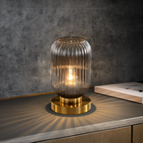 LumoRib – Elegant Bordslampa med Ribbade Glasdetaljer Hemnix
