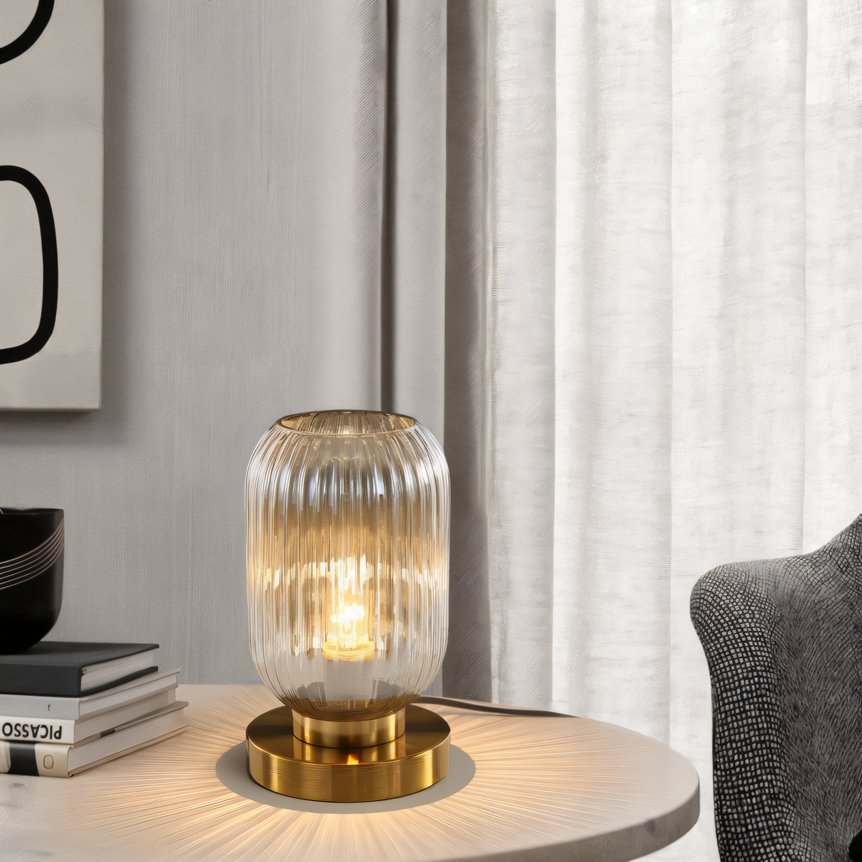 LumoRib – Elegant Bordslampa med Ribbade Glasdetaljer Hemnix