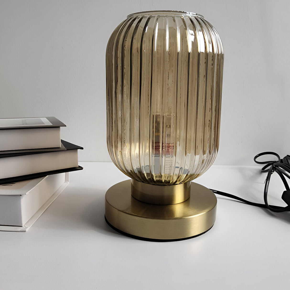 LumoRib – Elegant Bordslampa med Ribbade Glasdetaljer Hemnix