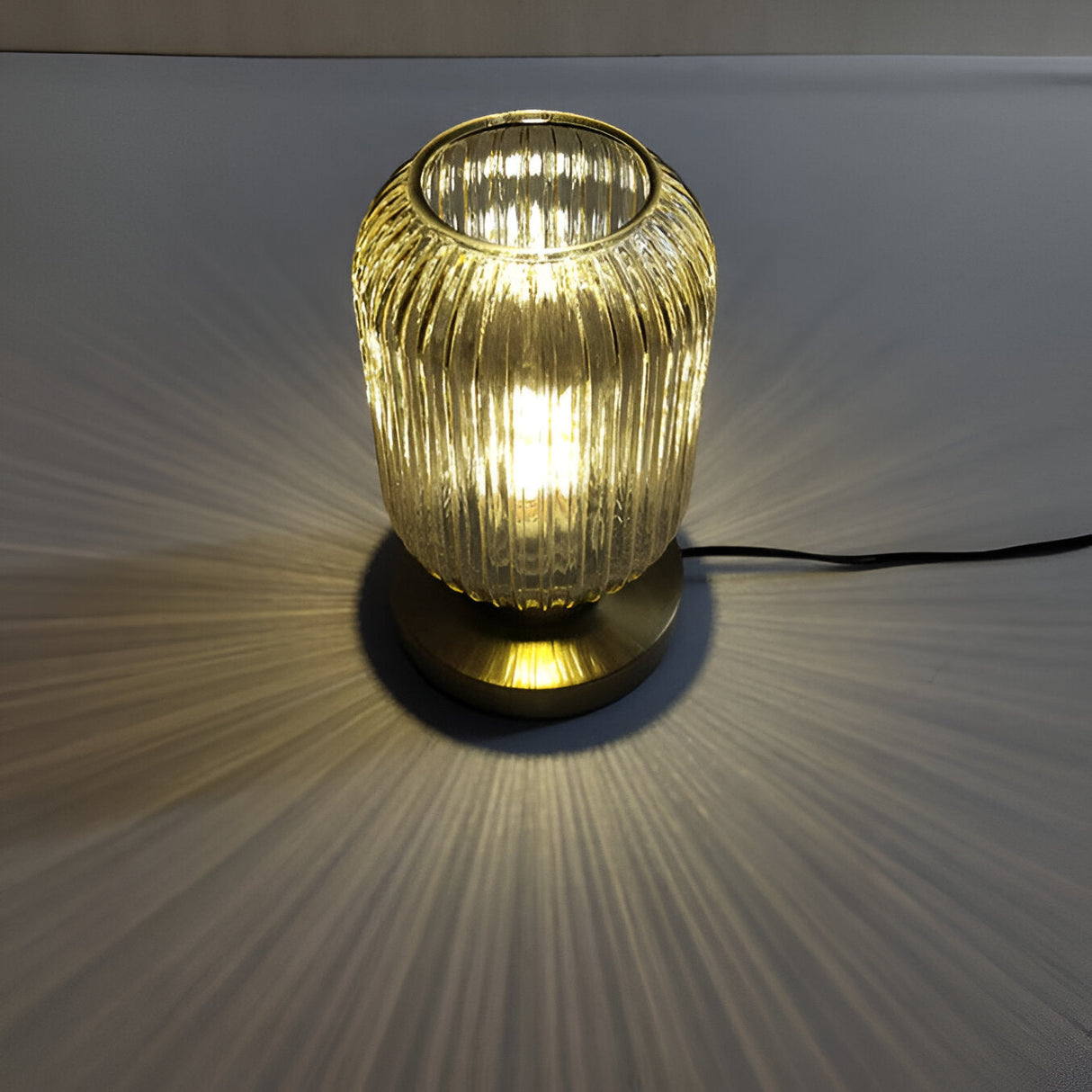 LumoRib – Elegant Bordslampa med Ribbade Glasdetaljer Hemnix