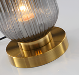 LumoRib – Elegant Bordslampa med Ribbade Glasdetaljer Hemnix