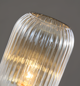 LumoRib – Elegant Bordslampa med Ribbade Glasdetaljer Hemnix