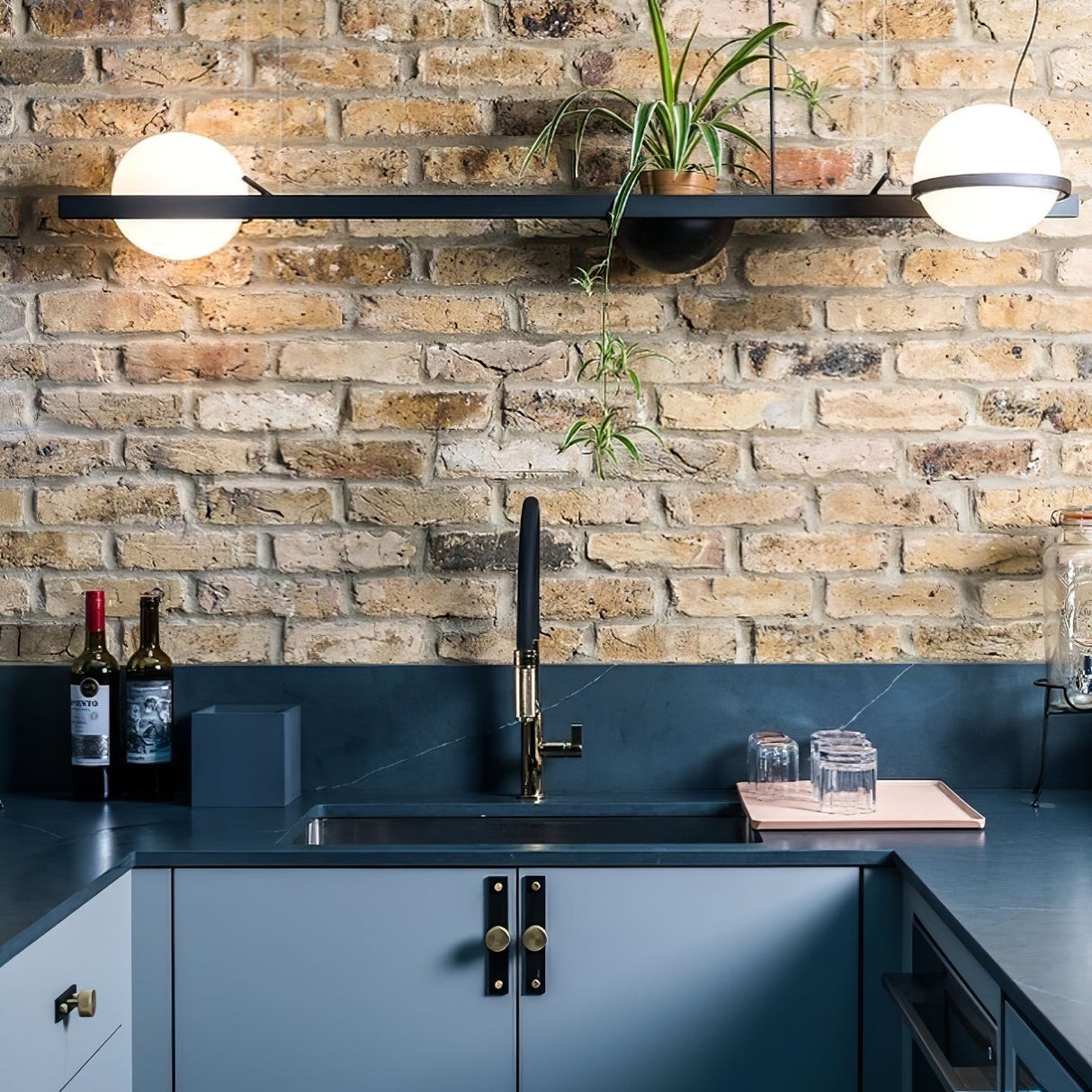 Snygg globformad utomhusvägglampa Carvallo