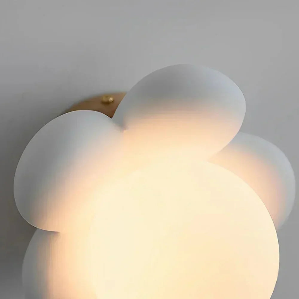 Kräm Blomma Vägglampa för Elegant Heminredning och Belysning Carvallo