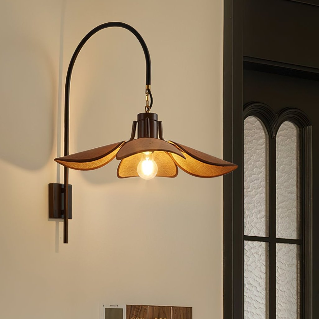 FloraLume – Blomformad Vägglampa för Elegant Belysning Carvallo