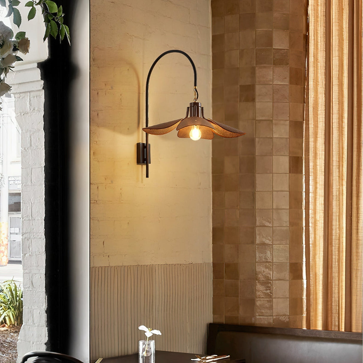 FloraLume – Blomformad Vägglampa för Elegant Belysning Carvallo