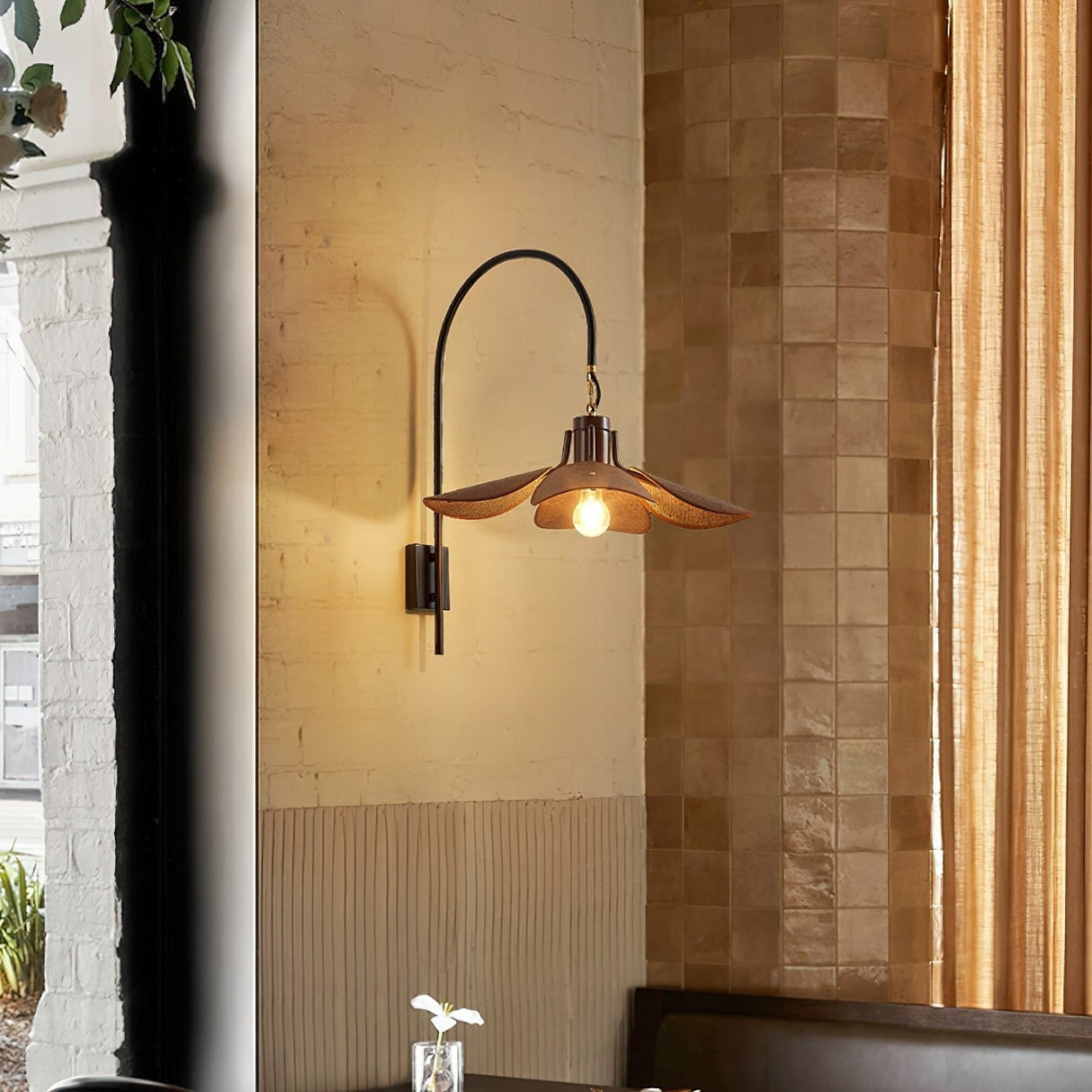 FloraLume – Blomformad Vägglampa för Elegant Belysning Carvallo