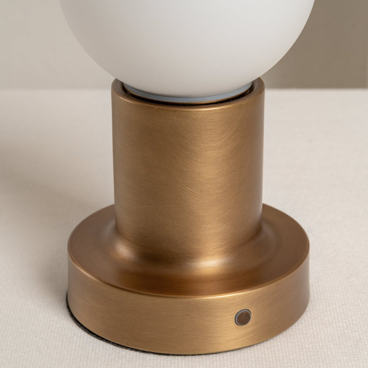 Porta Bordsbelysning | Trådlösa Sänglampor | Åldrad Mässing & Opal Glas | Touch Dimming | Brick by Brick London Carvallo