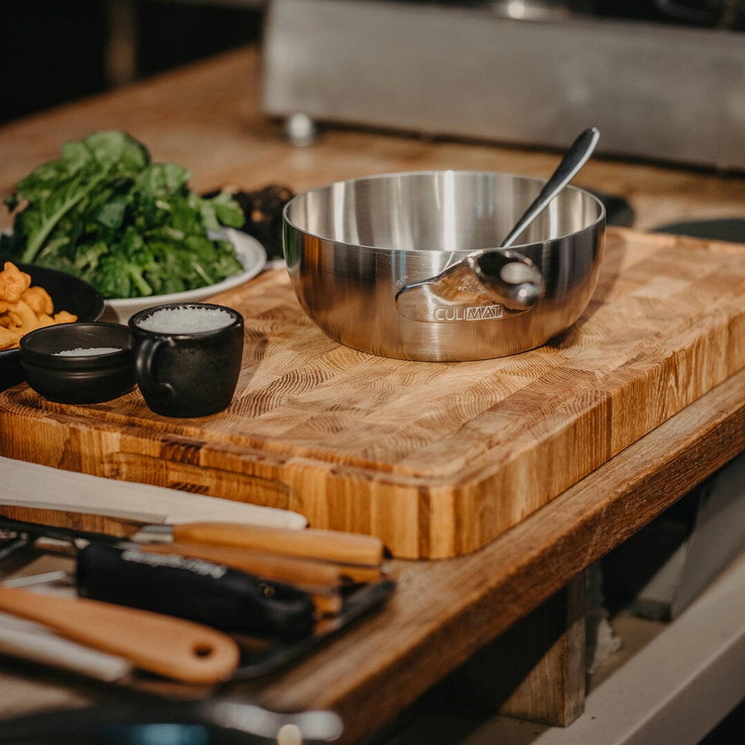 Premium ekträskärbräda – Robust, halkfri och med måttangivelser, idealisk för kött, grönsaker och bröd Carvallo