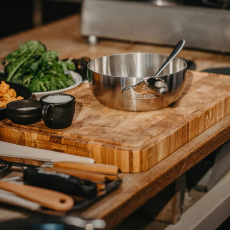 Premium ekträskärbräda – Robust, halkfri och med måttangivelser, idealisk för kött, grönsaker och bröd Carvallo