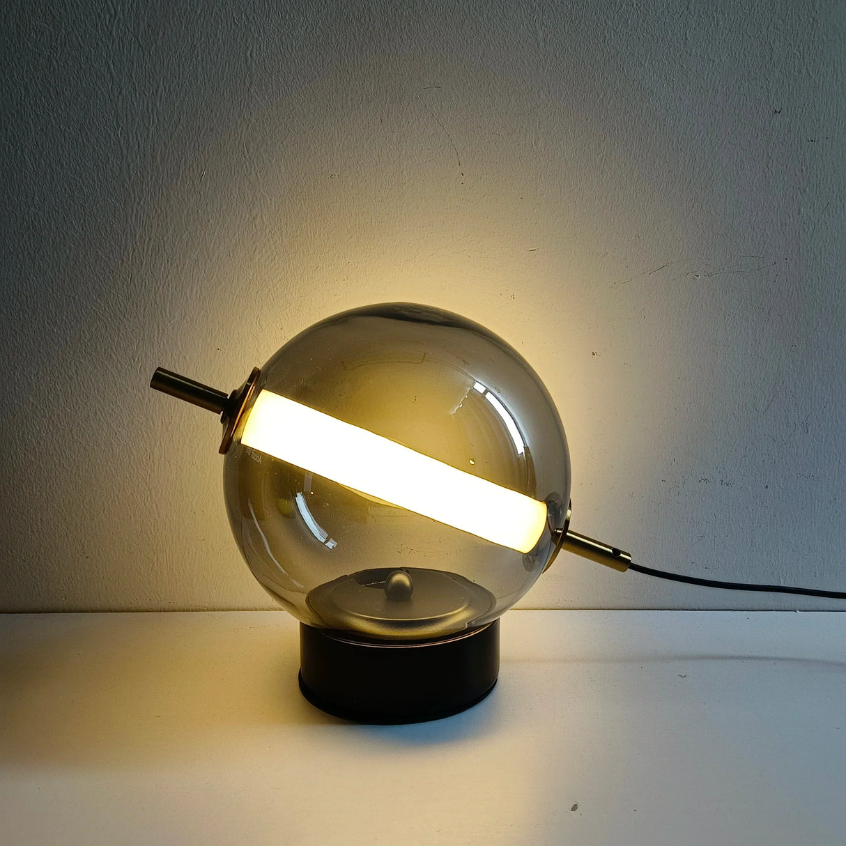 RetroGlass - Vintage Bordslampa med LED-belysning för Stämningsfulla Accentueringar Carvallo