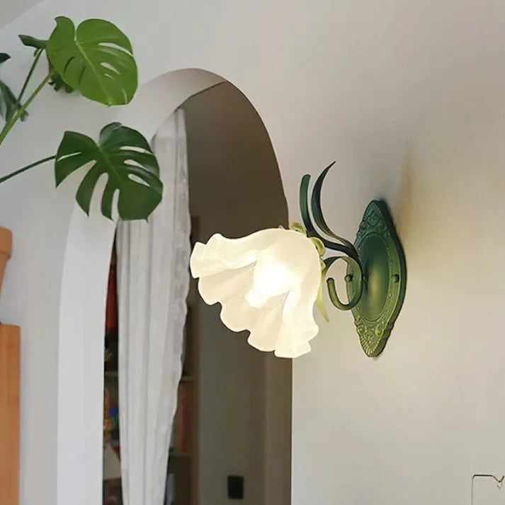 LilyGlow – Vägglampa med Blommönster Carvallo