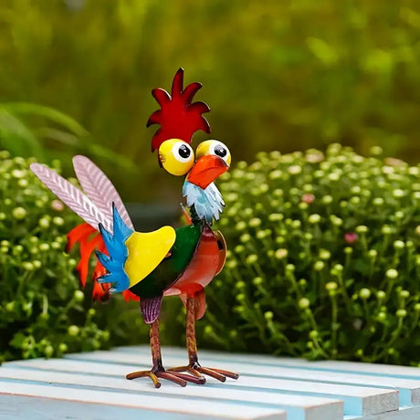 Färgglad tuppstaty i trädgården – Nyckfull handmålad metallkonst för utomhusträdgård och uteplatsdekor MILA Sverige