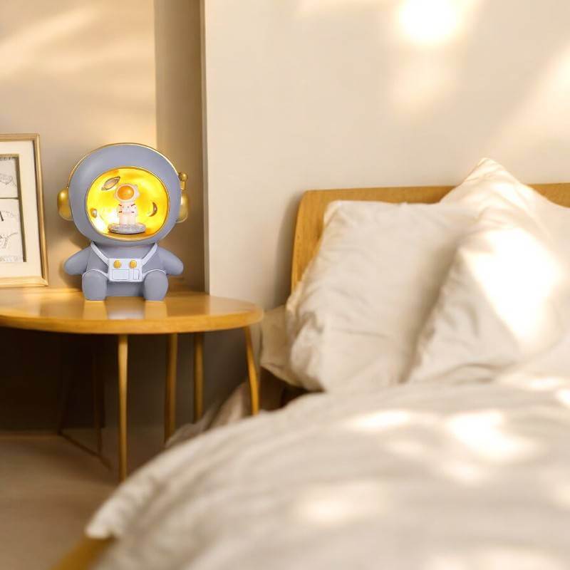 Royallure Astronaut Spargris Nattlampa för Barn – Mjuk USB/Batterilampa & Pengasparare Carvallo