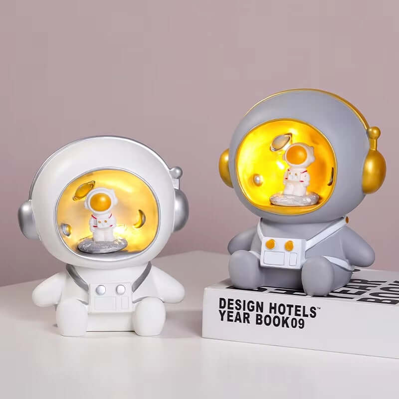 Royallure Astronaut Spargris Nattlampa för Barn – Mjuk USB/Batterilampa & Pengasparare Carvallo