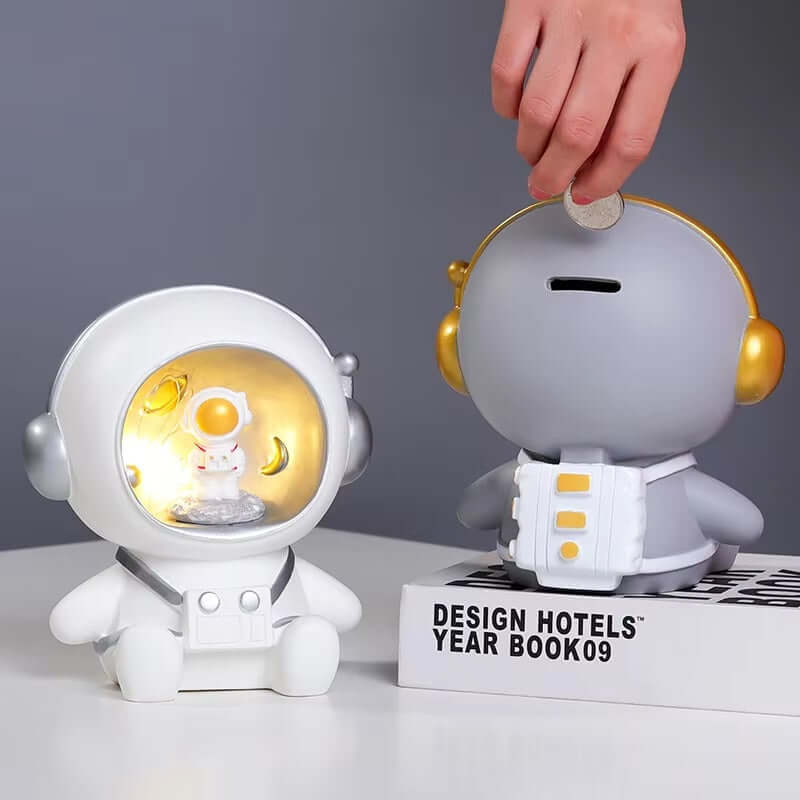 Royallure Astronaut Spargris Nattlampa för Barn – Mjuk USB/Batterilampa & Pengasparare Carvallo
