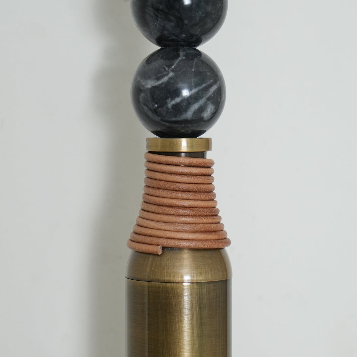 Persepolis-inspirerad marmor- och mässingsväggsconce Carvallo