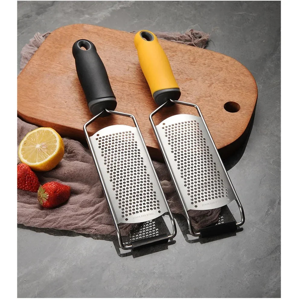 Carvallo ZestPro Multifunktionell Rostfri Rive med Handtag | Ost-, Citron-, Choklad- & Grönsaksrivare | Platt Köksrensare med Finger-skydd Carvallo