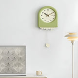 PendAura – Elegant väggur med böjd bas och lugnande svingande pendel Carvallo