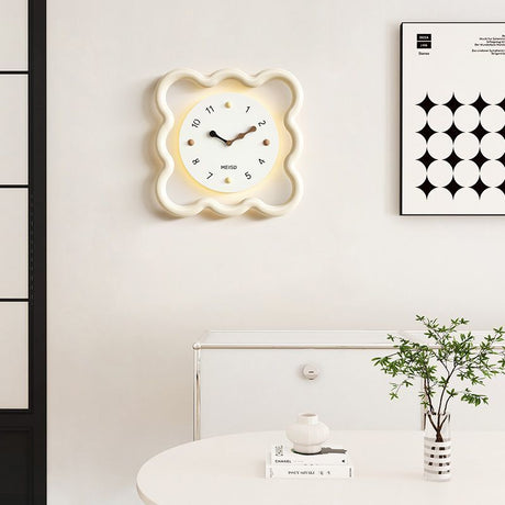 PuffTick – Marshmallow-inspired wall clock with soft curves and silent quartz movement Carvallo
