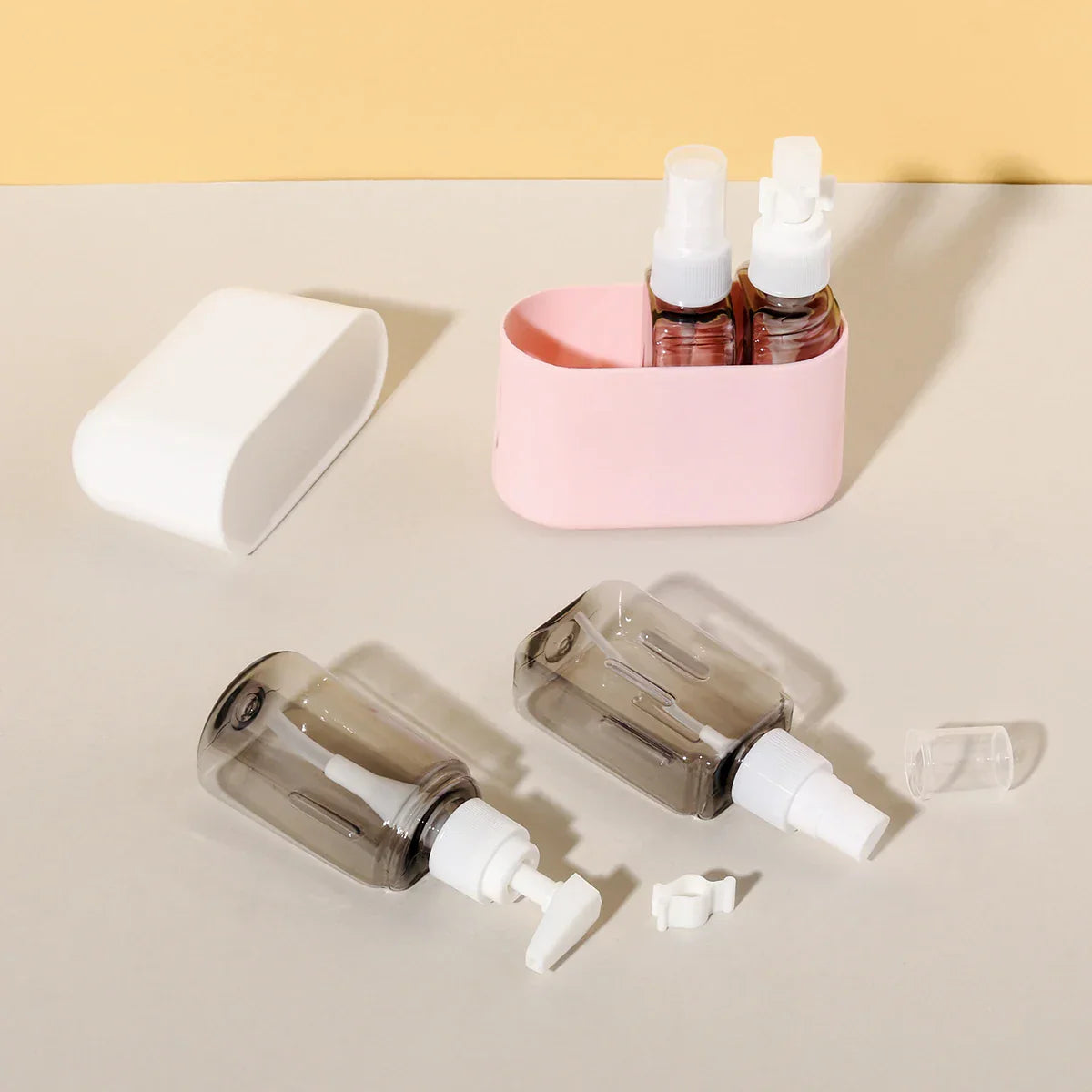 Carvallo 4-i-1 reseset med flaskor | Påfyllningsbara 50 ml dispenser och sprejflaskor | Läckagesäkra och TSA-kompatibla | För schampo, lotion, desinfektion Carvallo