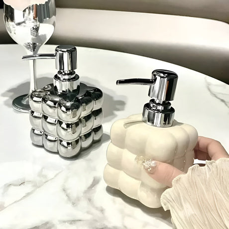 Keramisk tvålbehållare med pump – Stilfull och påfyllningsbar | För tvål, schampo och duschgel Carvallo