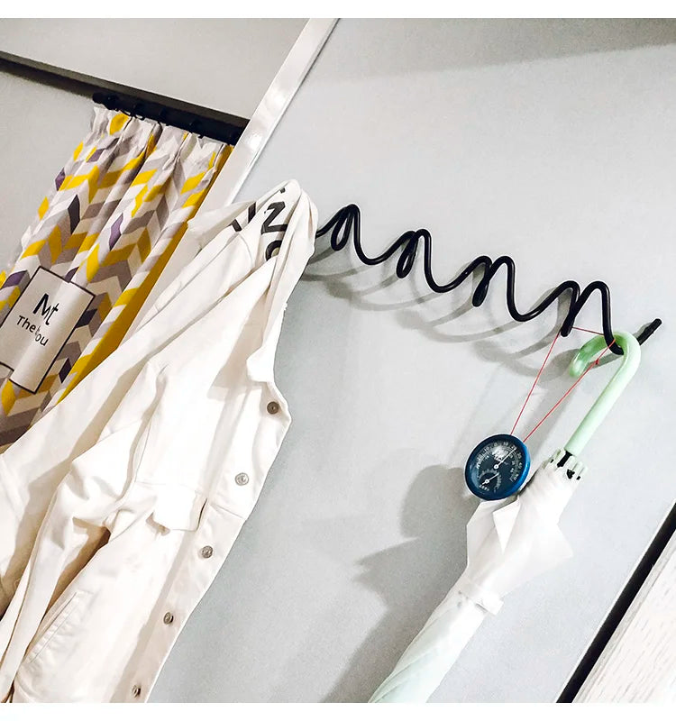 ScribbleLine Modern Metall Väggkrok – Konstnärlig Abstrakt Klädhängare MILA Sverige