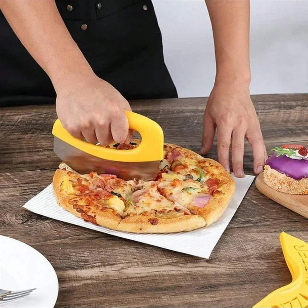 Carvallo Pizzaskärare av rostfritt stål med skyddshuv | Rundkniv för precis skärning av pizza, örter, ost och deg | Ergonomisk och diskmaskinssäker Carvallo