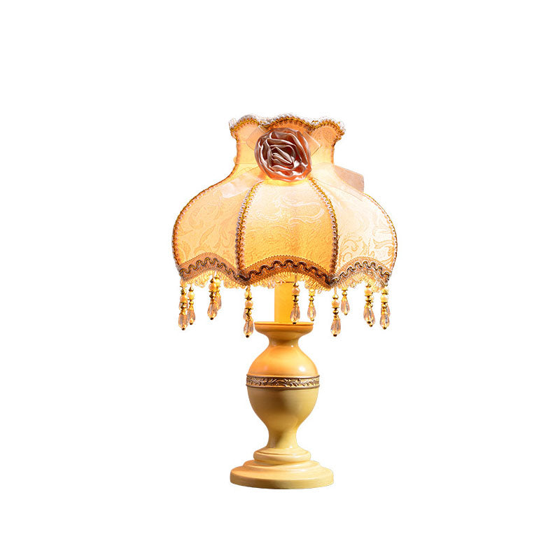 Vintage French Country Bordslampa – Resin Base med Rose Tofs Accent MILA Sverige