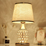 Elegant bordslampa i kristalltyg - europeisk design med mönstrad tygskärm MILA Sverige