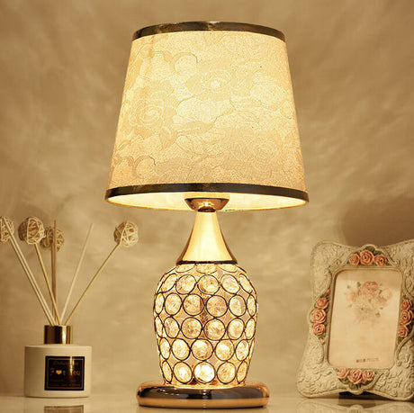 Elegant bordslampa i kristalltyg - europeisk design med mönstrad tygskärm MILA Sverige