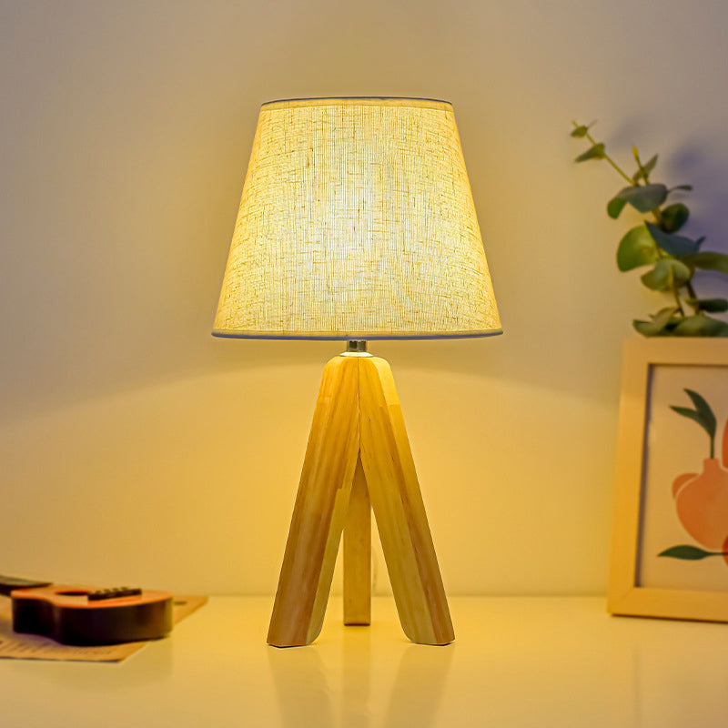 Boho LED-bordslampa – rund konisk skärm med stativfot i massivt trä MILA Sverige