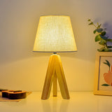 Boho LED-bordslampa – rund konisk skärm med stativfot i massivt trä MILA Sverige