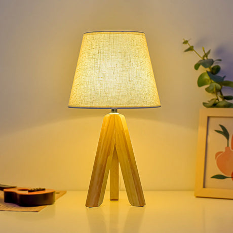 Boho LED-bordslampa – rund konisk skärm med stativfot i massivt trä MILA Sverige