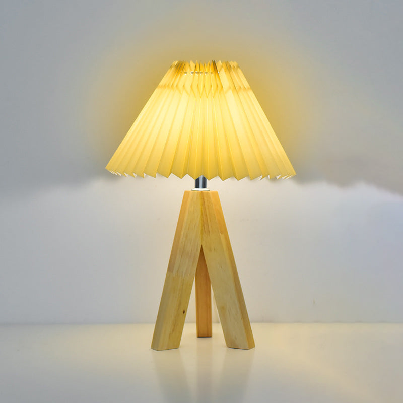 Boho LED-bordslampa – rund konisk skärm med stativfot i massivt trä MILA Sverige