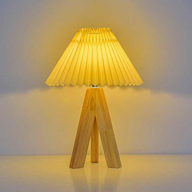 Boho LED-bordslampa – rund konisk skärm med stativfot i massivt trä MILA Sverige