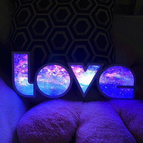 Modern Art Deco LOVE-lampa – Vattentätt LED-ljus MILA Sverige